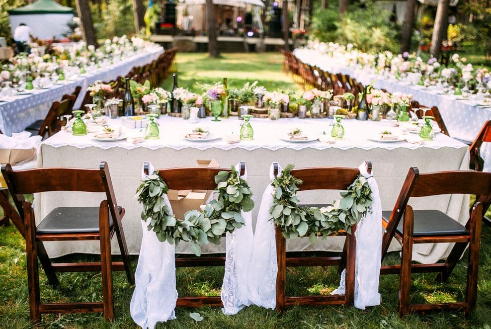 Wer eine Hochzeit mit vielen Gästen im heimischen Garten feiern will, muss sorgfältig und rechtzeitig planen. Ausreichend Tische und Stühle, Besteck, Gläser ....