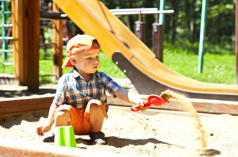 Kinder brauchen keine Unmenge an Outdoor-Spielzeug, aber einen Sandkasten braucht wohl jedes Kind.