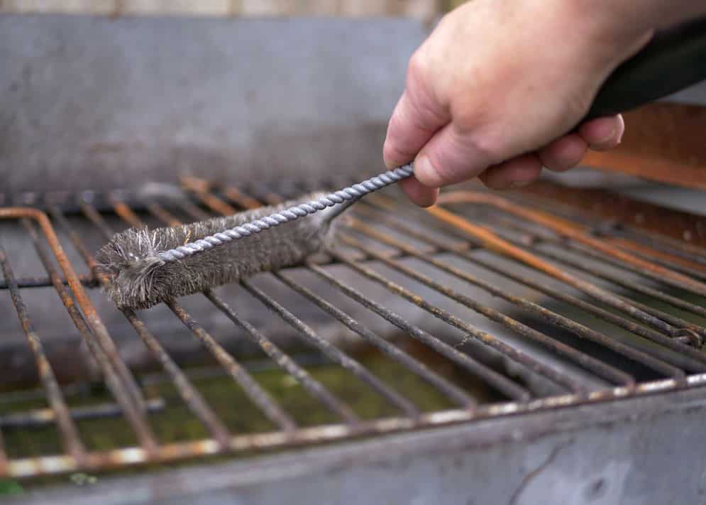 Den Grillrost zu reinigen, kann eine aufwändige Angelegenheit sein. Muss es aber nicht!