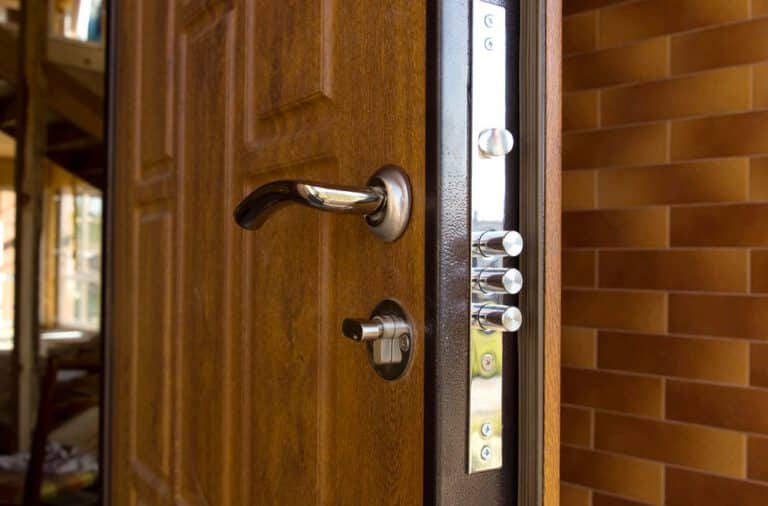 Einbruchschutz beginnt in der Regel bei der Auswahl von sicheren Türen und Schlössern.