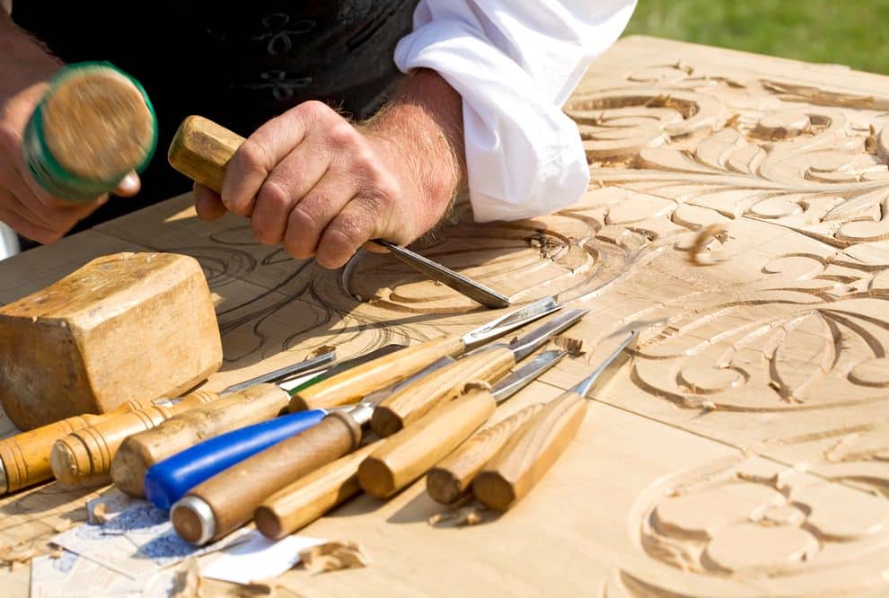 Mit dem richtigen Schnitzwerkzeug lässt sich letztlich jedes Holz gut schnitzen.