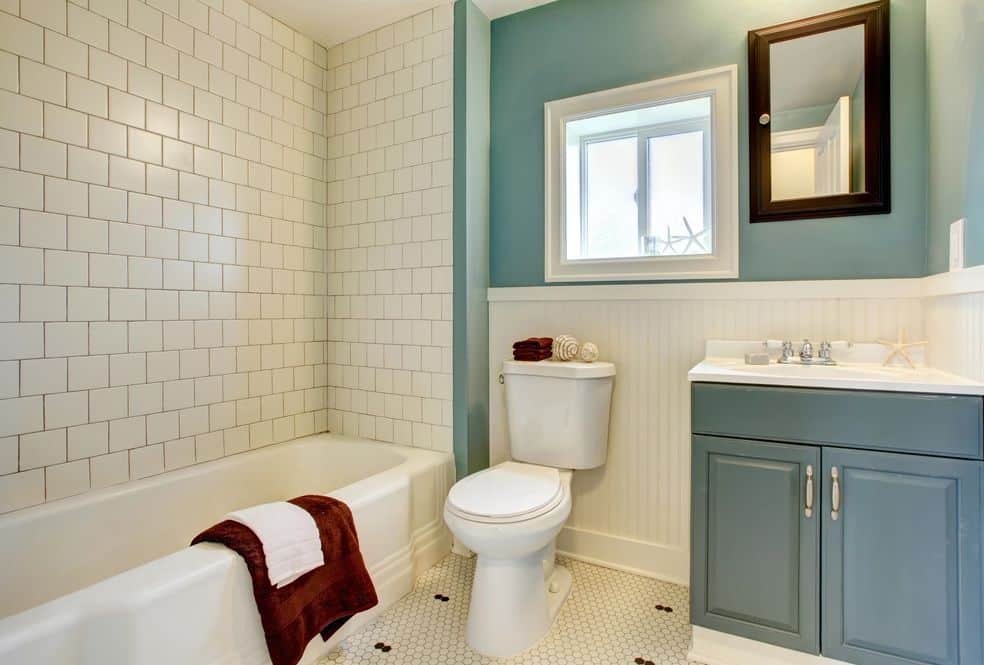 Ein klassisch gehaltenes Badezimmer mit weißen Fliesen