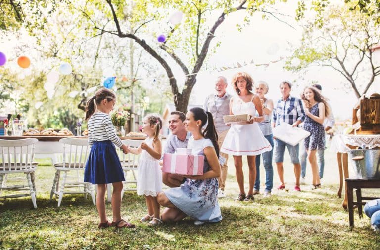 Wer ein Gartenfest mit vielen Gästen ausrichten will, wird sich zuerst um die Zusammenstellung der Gäste kümmern. Kommen auch Kinder und ist für diese auch entsprechend gesorgt?