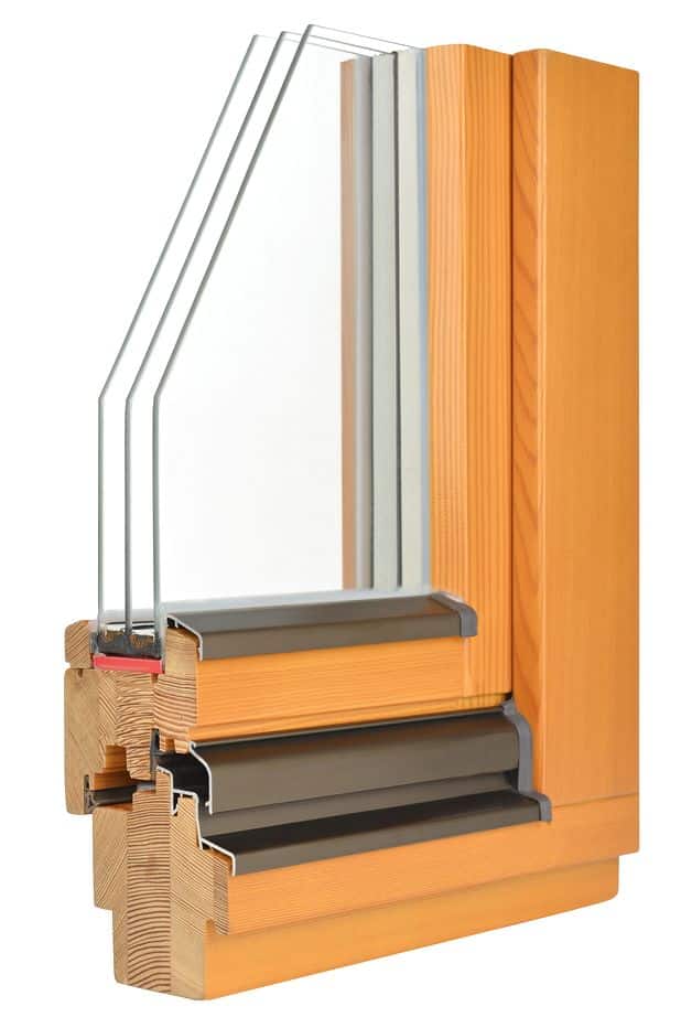 Modernes Holzfenster mit dreifacher Verglasung