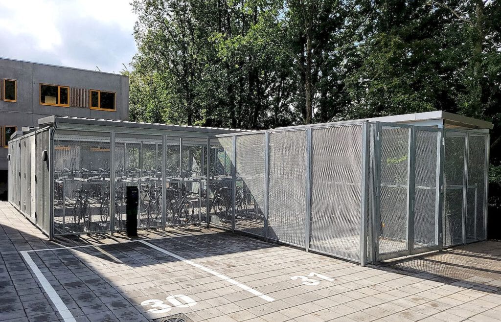 Mittlerweile gibt es moderne Fahrradüberdachungen, die nicht nur schick sind, sondern sich eigentlich für jeden Einsatzort eignen.