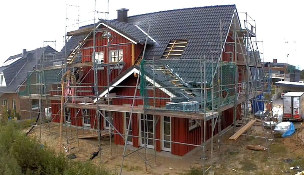 Neben der Auswahl der Bauweise braucht ein modernes Haus aus Holz eine sorgfältige Planung vor allem in Sachen Brandschutz und Feuchteschutz.