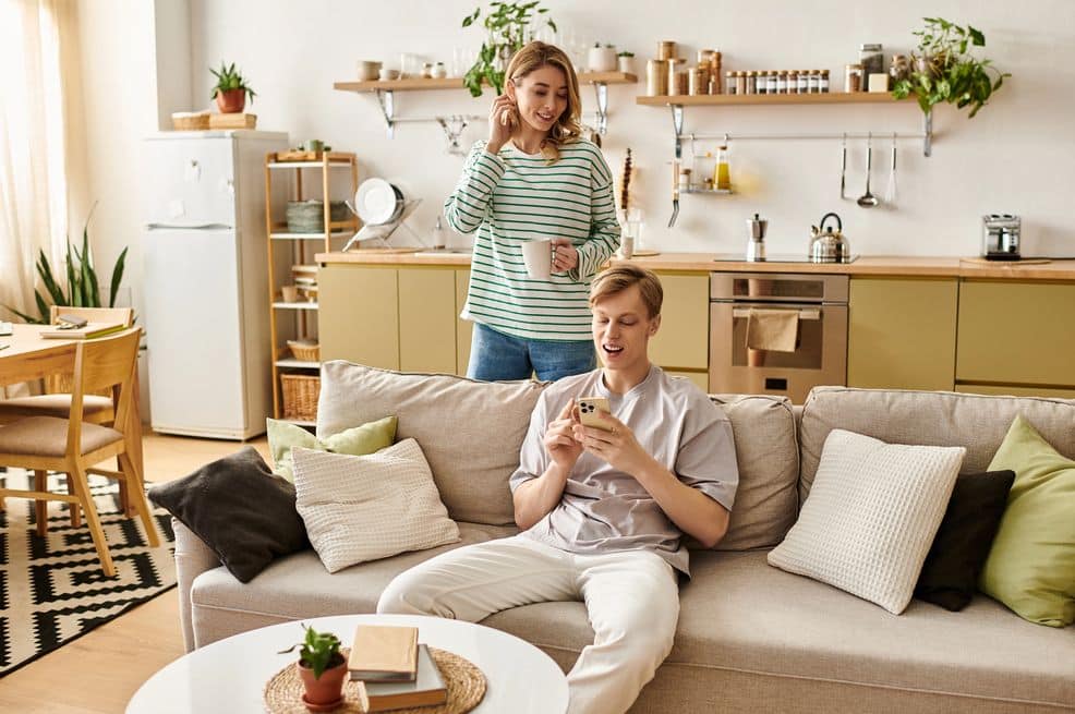 Sofas mit verstellbaren Lehnen, Tische mit erweiterbarer Fläche oder Betten mit integriertem Stauraum gehören längst zum Standard.