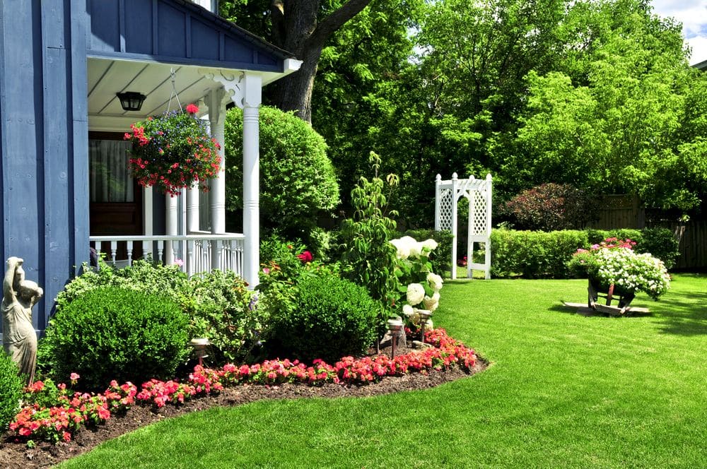 Modernes Gartendesign stellt sich der Herausforderung, Gärten nicht nur ansprechend, sondern auch sicher zu gestalten.