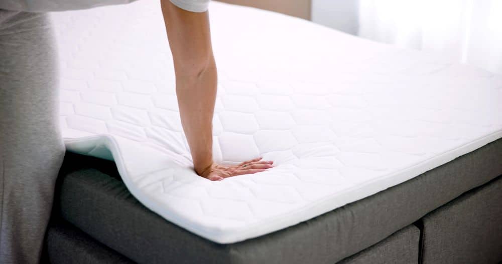 Materialien wie Memory-Schaum und Gel-Topper haben sich weiterentwickelt und sind nun mit Sensoren und Mikroprozessoren ausgestattet.