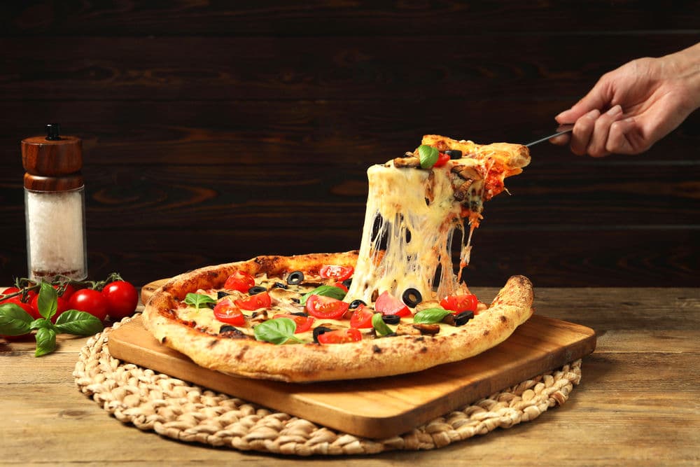 Leckere Pizza mit Tomaten, Basilikum und Oliven